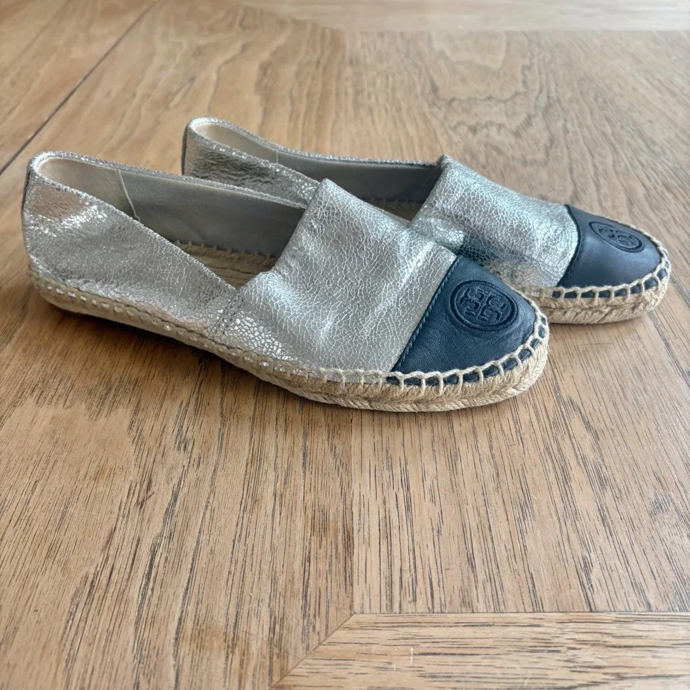 $198‎ TORY BURCH Colorblock Espadrille Sz 6 Silver Cracked Metallic & Navy Flats